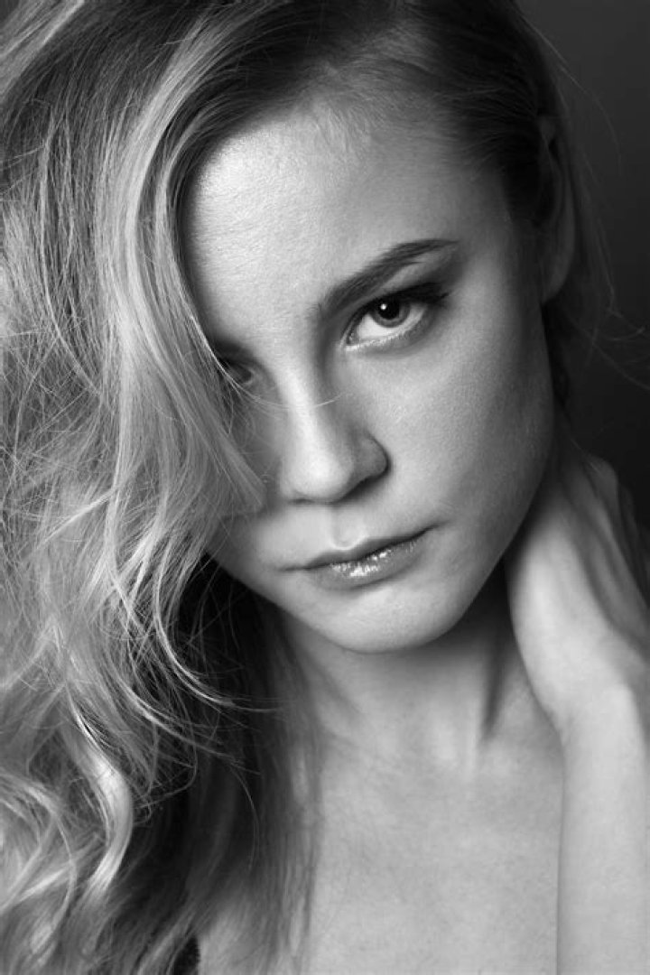 Discover Molly Noblitt's Striking Appearance