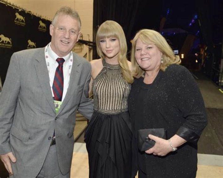 Explore The Dynamic Duo: Andrea And Scott Swift In Music And Family
